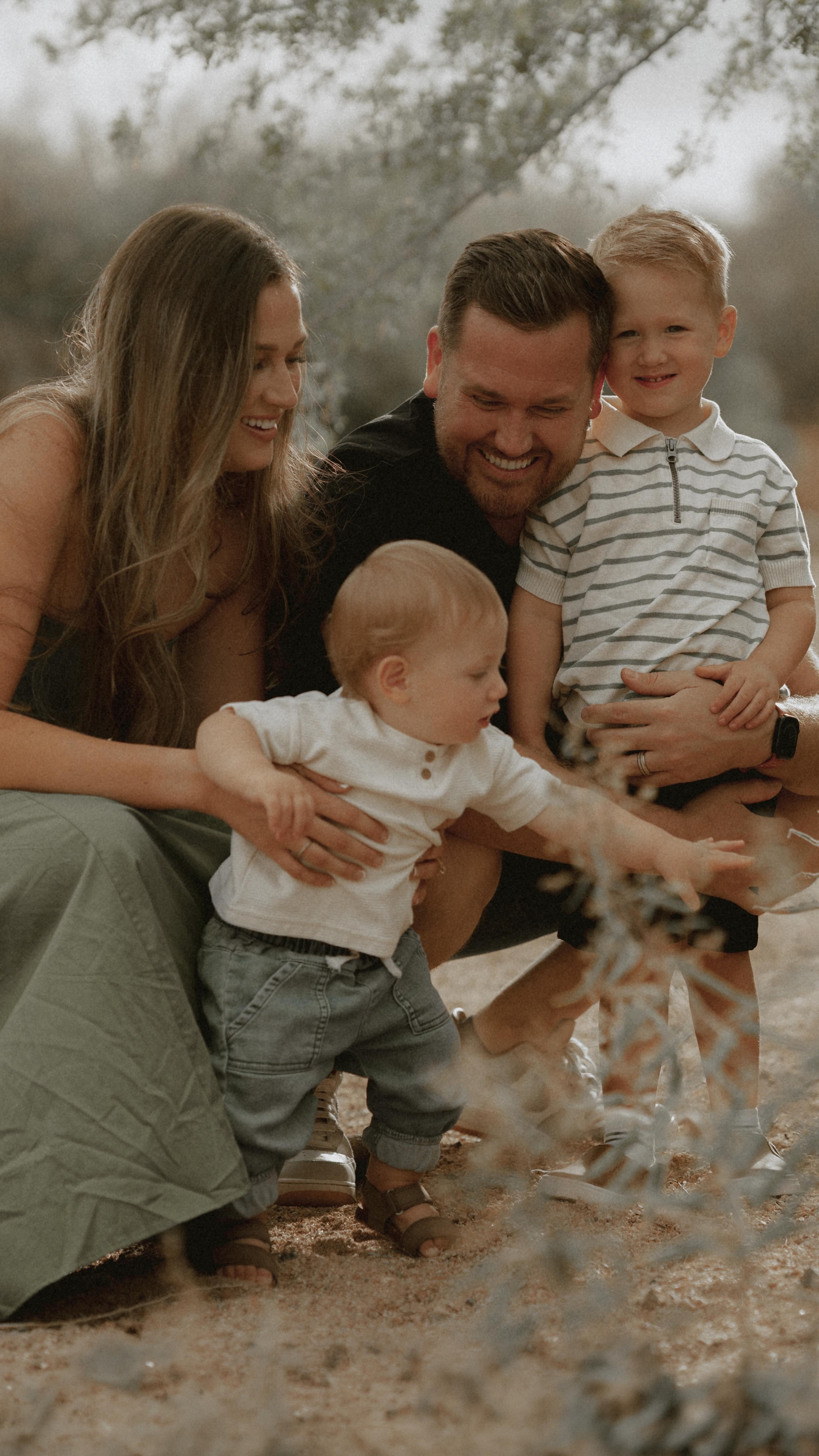✨Memories are the most precious things we will ever have 📸✨ Spent an evening walking the desert, photographing this sweet family. Lots of laughing, reading books, finding sticks, playing with toys, dancing to music and capturing a moment in time that they can look back on forever. 🖤 📍Peoria, Arizona

Book at ashleycheston.com or DM me for date inquiries 🫶🏼! 

#arizonafamilyphotographer #peoriaaz #peoriaazphotographer #peoriaphotographer